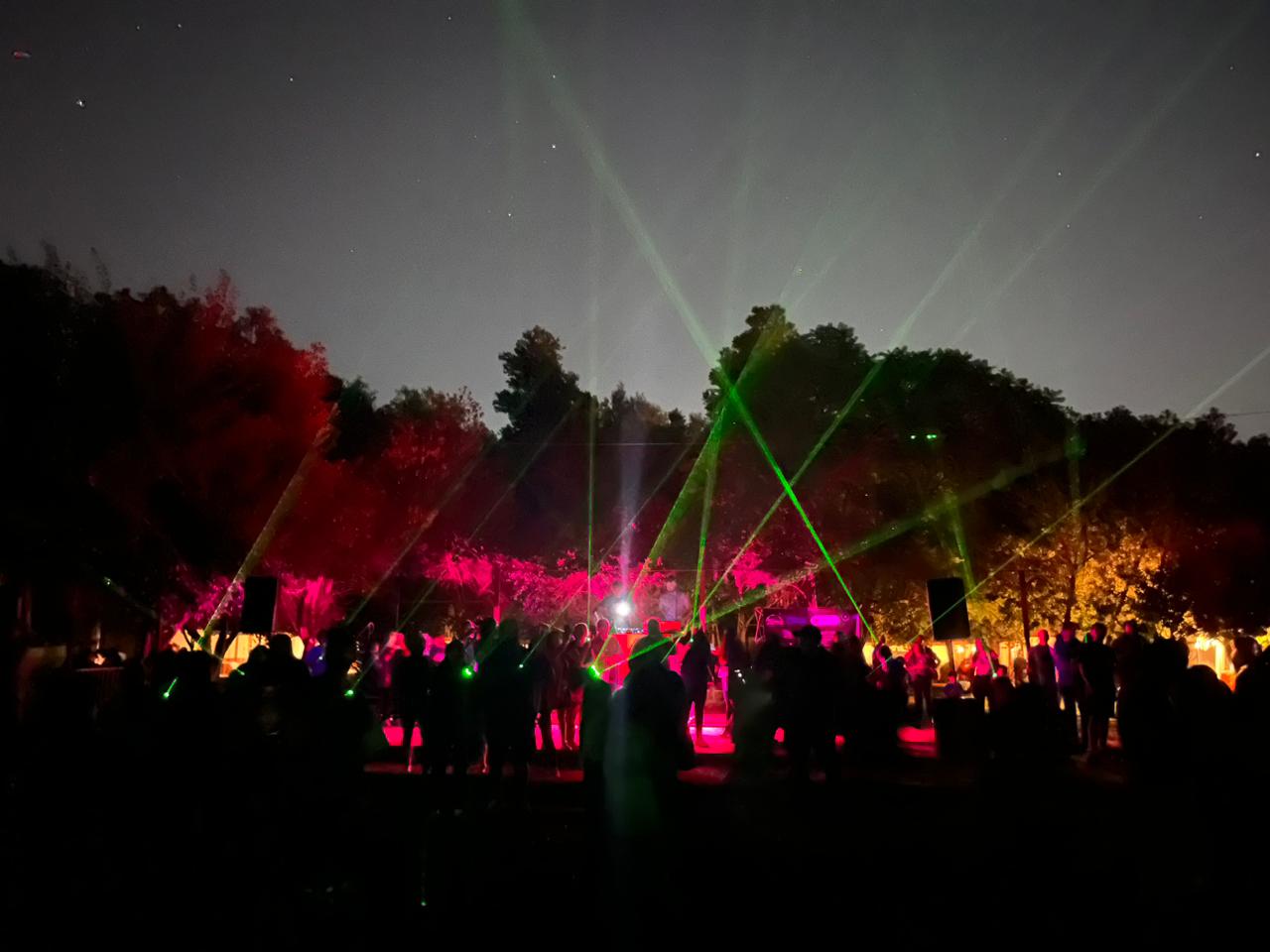 Más De 150 Láser Astronómicos Iluminaron el cielo de Calle Larga en celebración del día de la Astronomía.